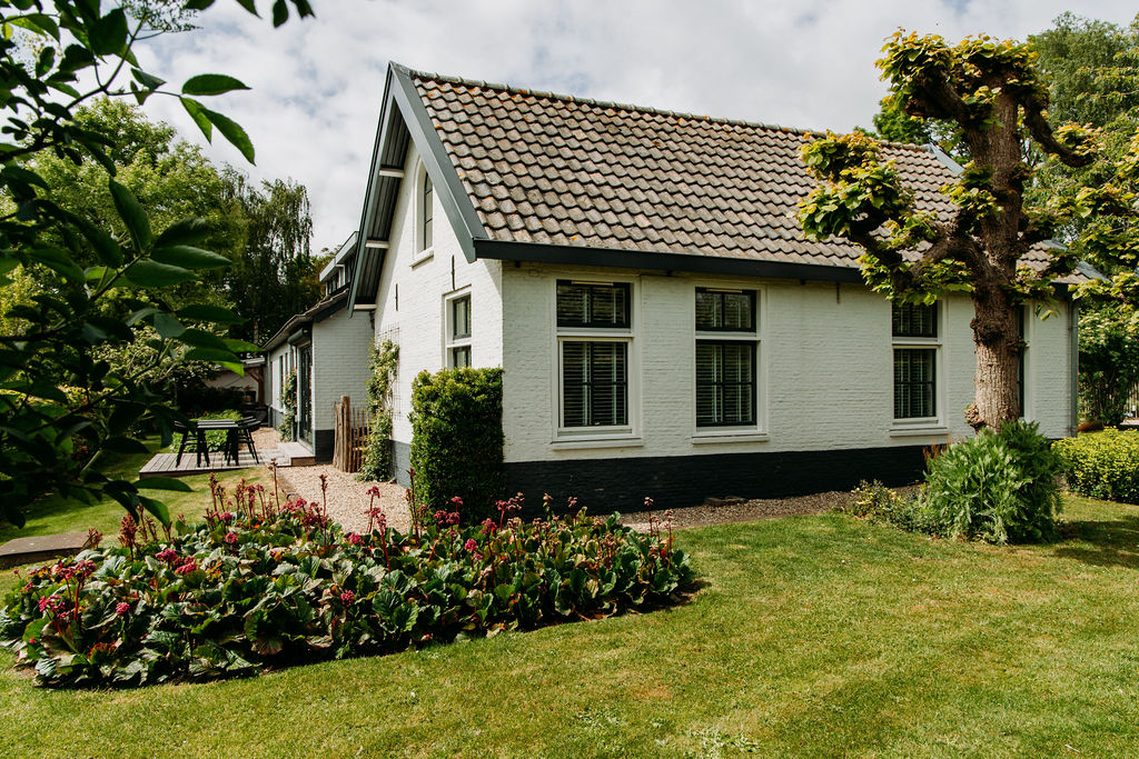Boerderij B&B Oud Aa van buiten met tuin rondom