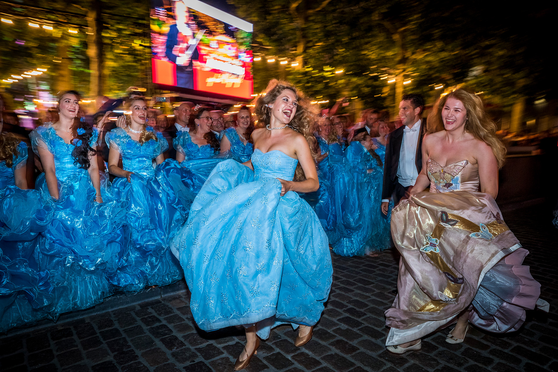 andre rieu lady in blue dress Family spirit prevails André Rieu's orchestra shirred dresses