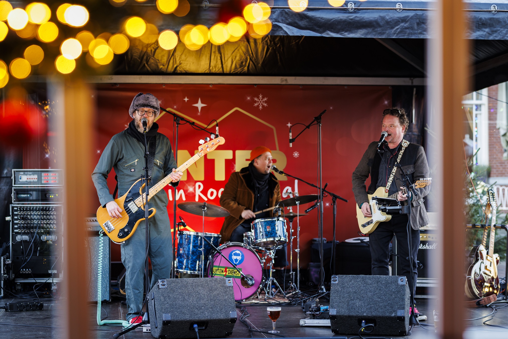 Een band speelt op het podium op de Markt in Roosendaal