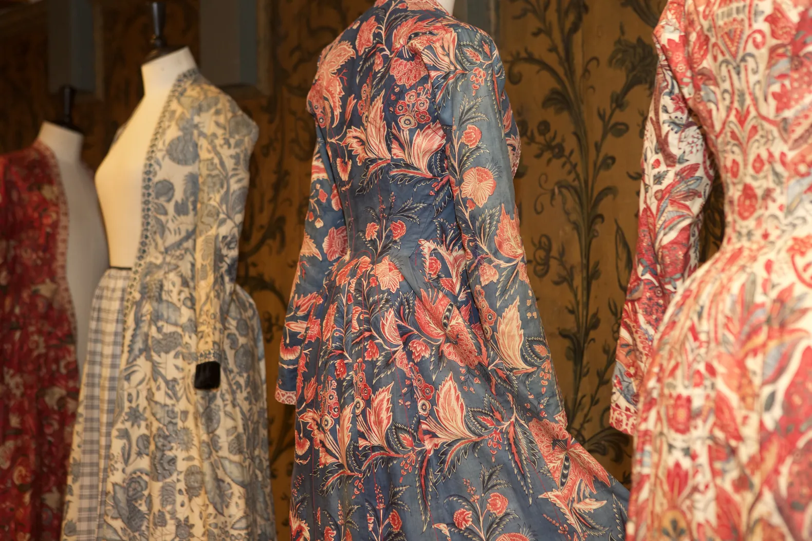 Demonstratie Hindelooper streekdracht in Museum Hindeloopen