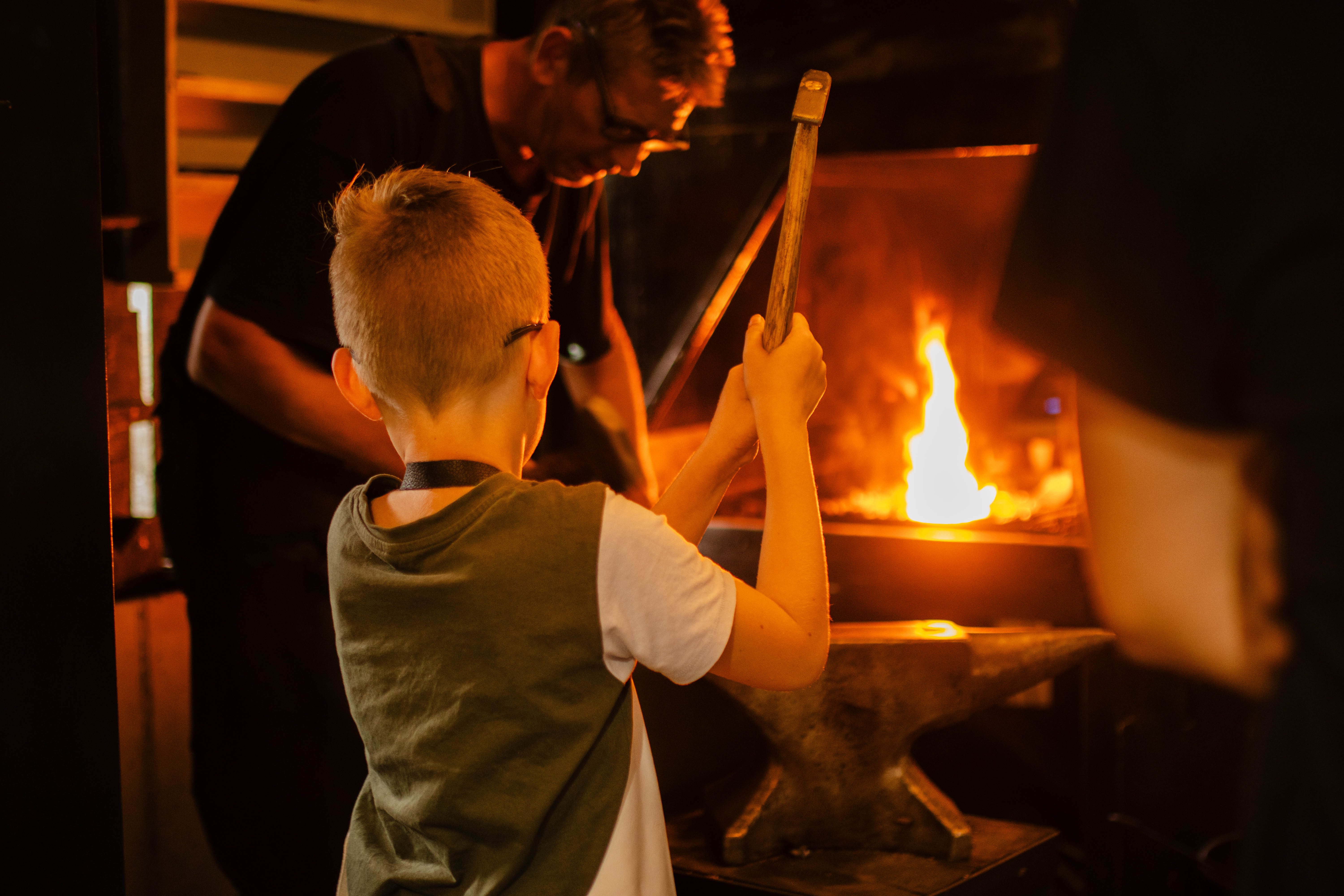 ‘Smeed je eigen souvenir’, workshop in smederij Woudagemaal