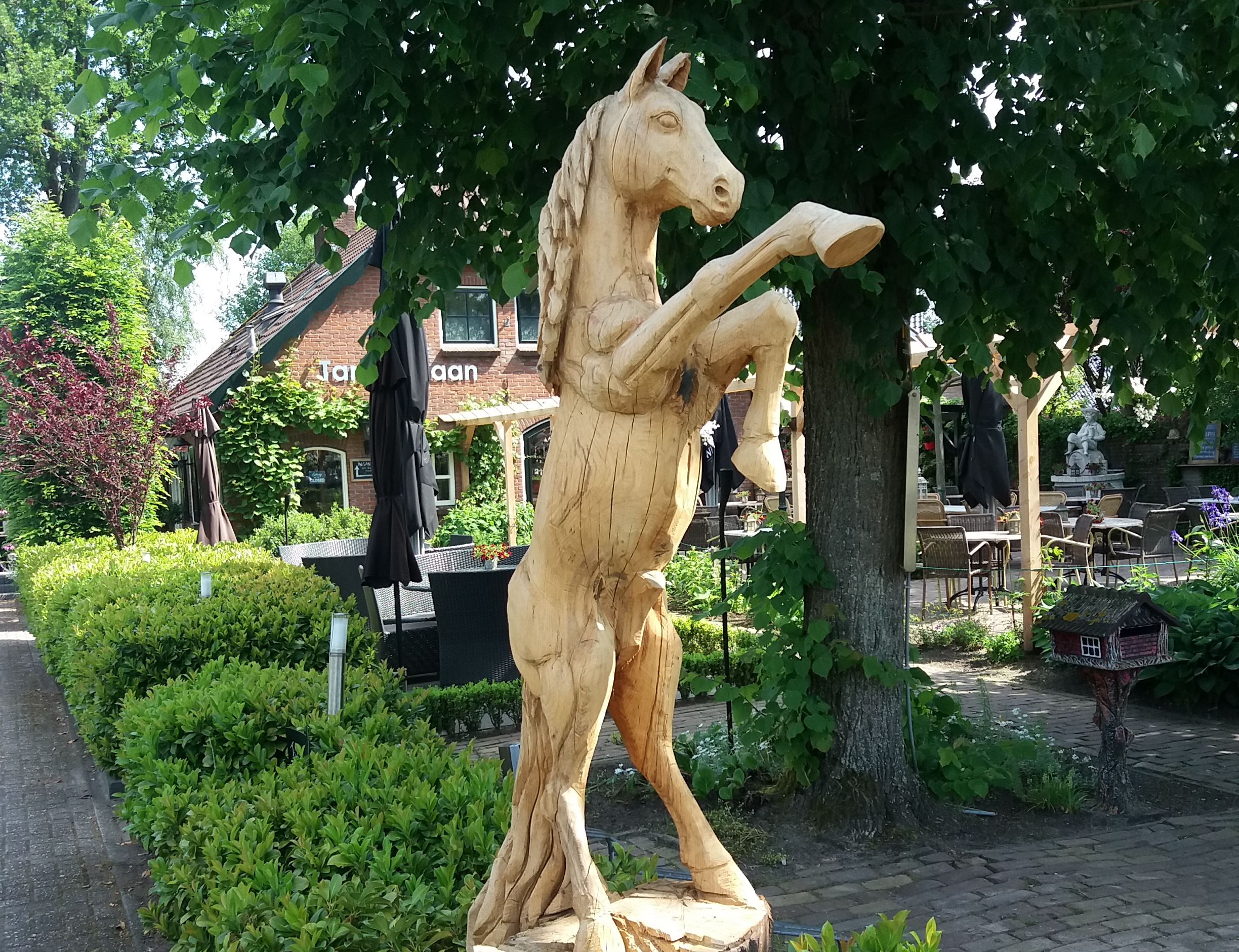 Houtsculptuur paard
