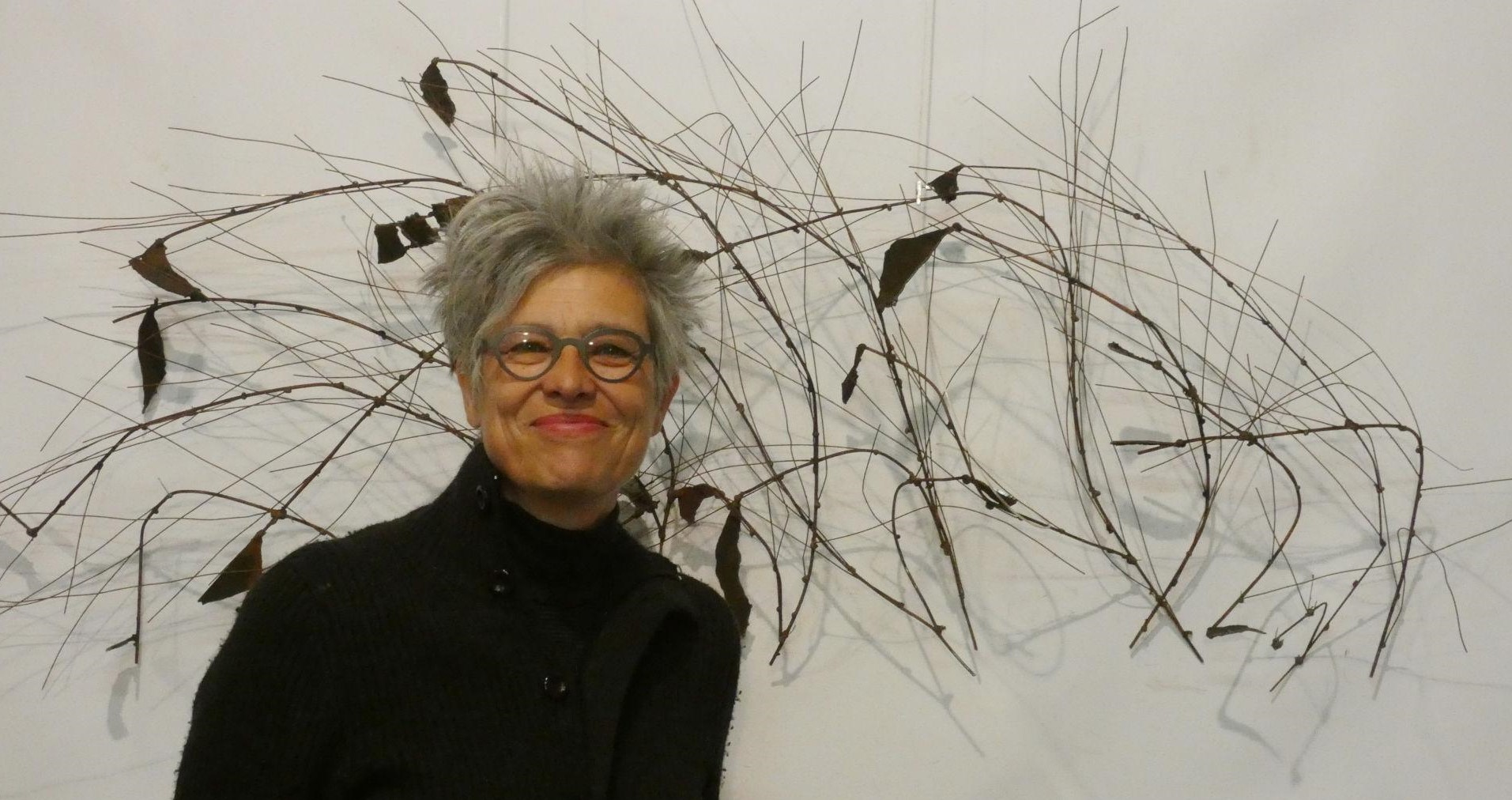 Hannah Blom bij een van haar werken