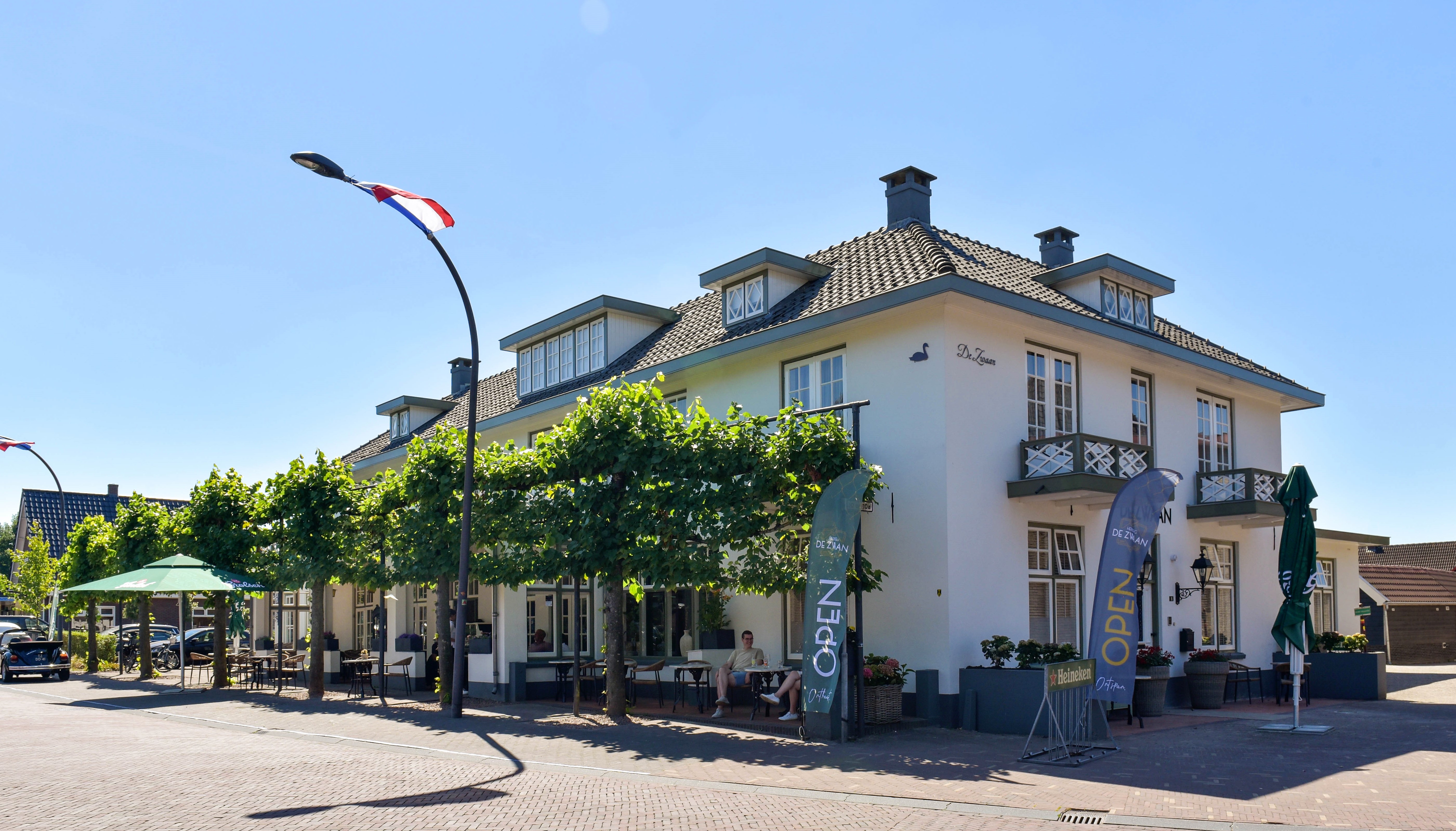 hotel de zwaan zijaanzicht rechts