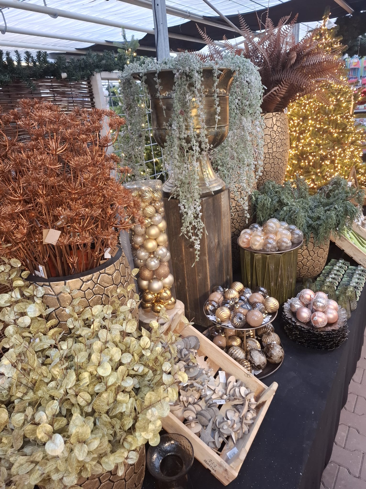 Kerstballen en slingers