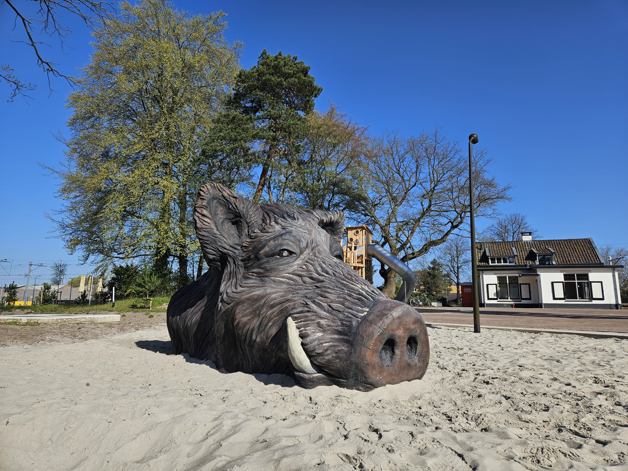 Krelis in zand met speeltoren