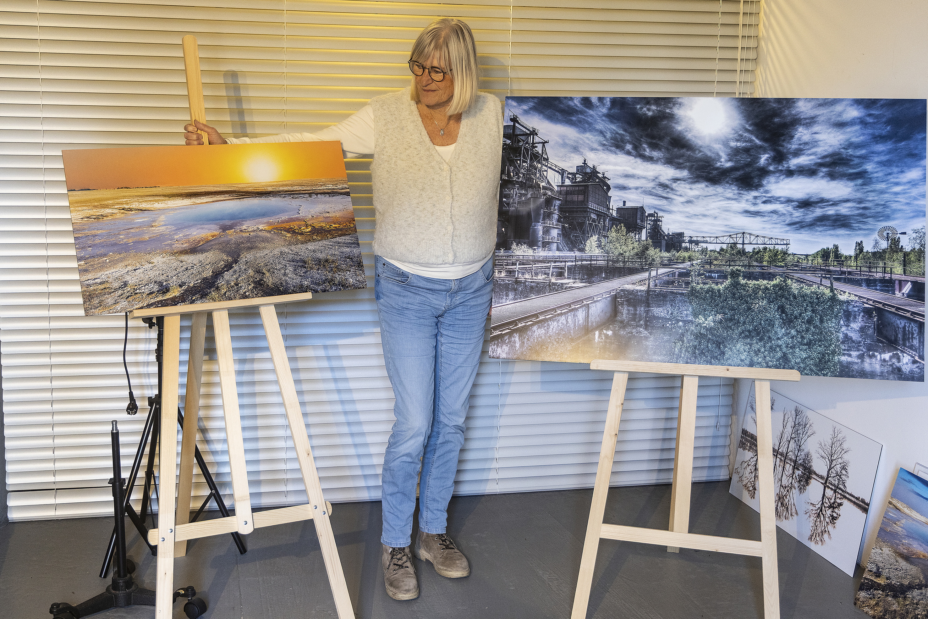Wilma Wijnen met 2 van haar foto's