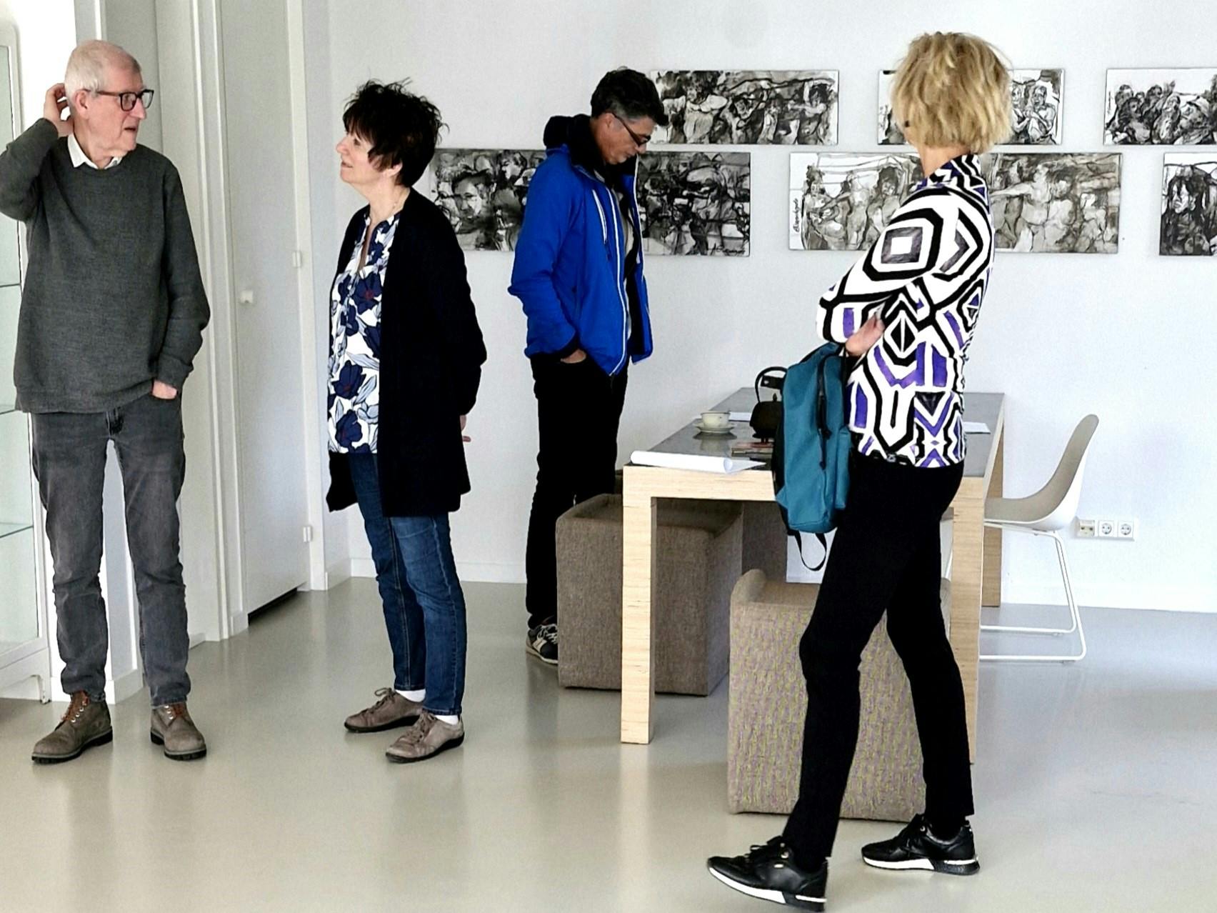 Bezoekers van de kunstroute 2024 op Noord-Beveland van Stichting Kunstspoor
