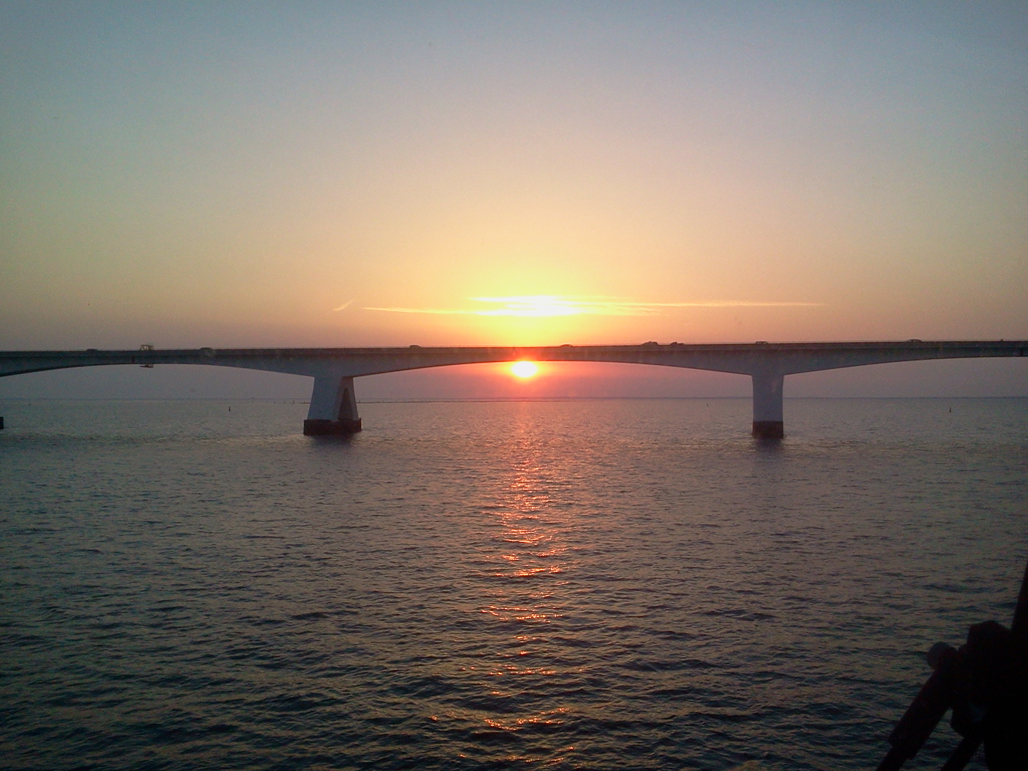 Zeelandbrug in avondrood