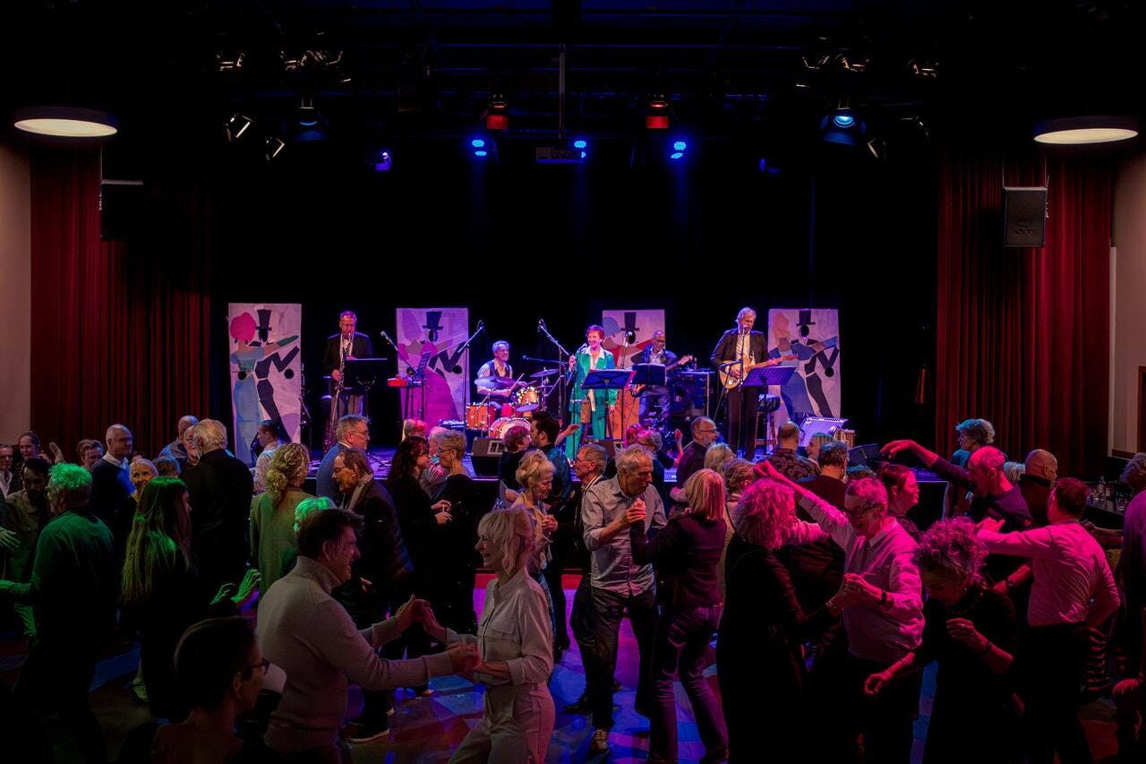 Loes Luca Nénette et les Zézettes | Dansavond