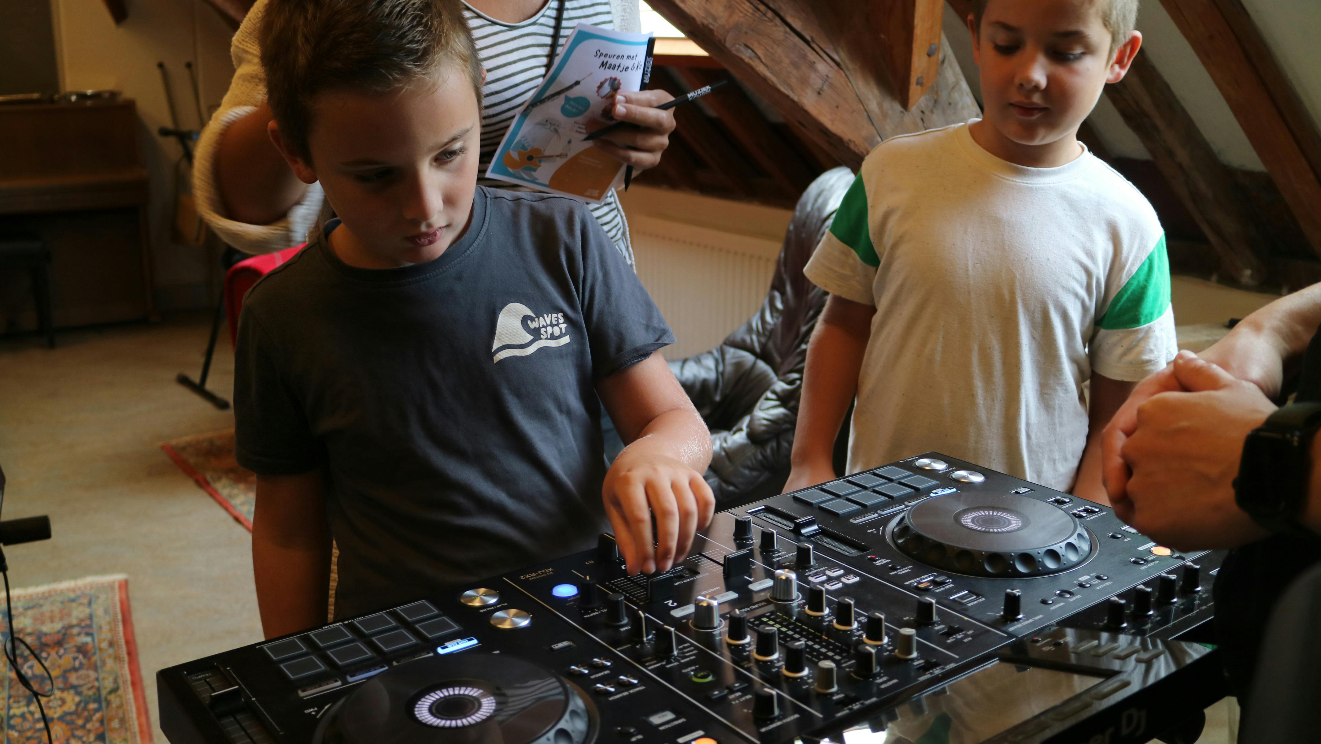 Tijdens het Instrumentenfestival van Muziekschool Zeeland word je zelf een echte DJ.