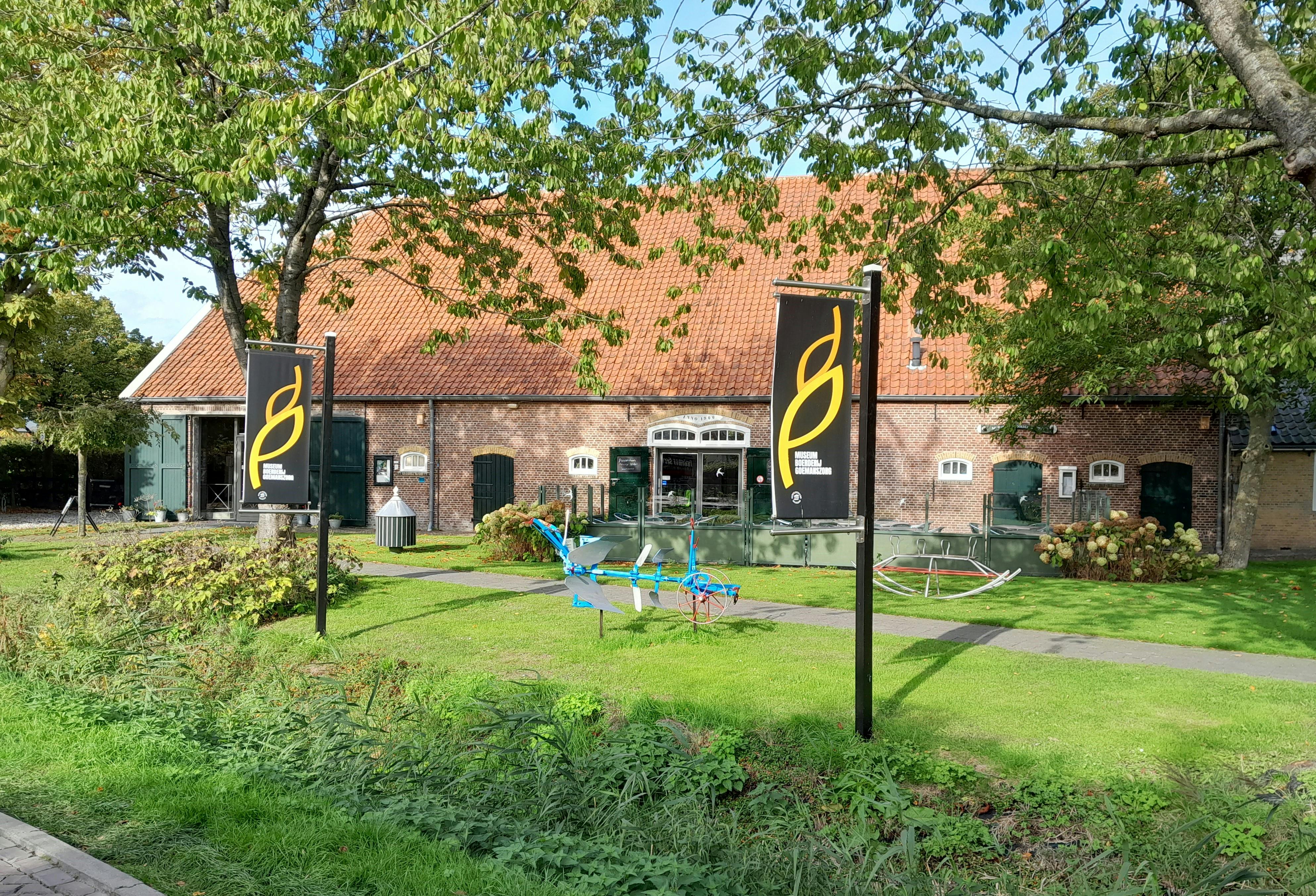 Het museum is gevestigd in de monumentale boerderij Goemanszorg