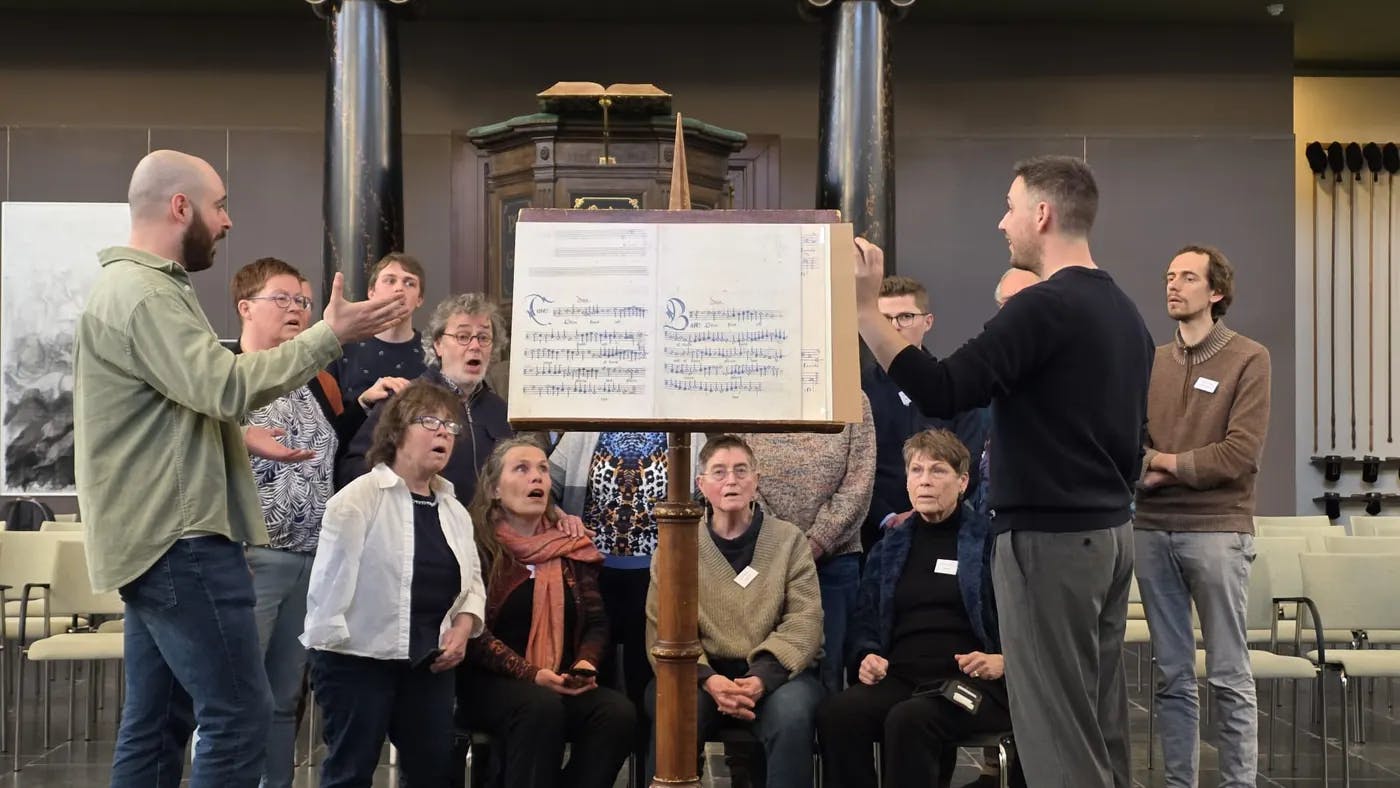 Deelnemers van de Early Music Workshop zingen onder begeleiding van Vocaal Ensemble Cappella Pratensis muziek uit de Renaissance.