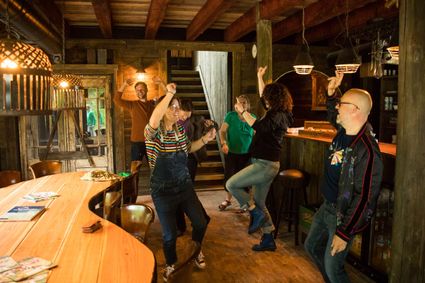 Mensen feesten nadat ze succesvol zijn ingebroken bij de Break-in Room