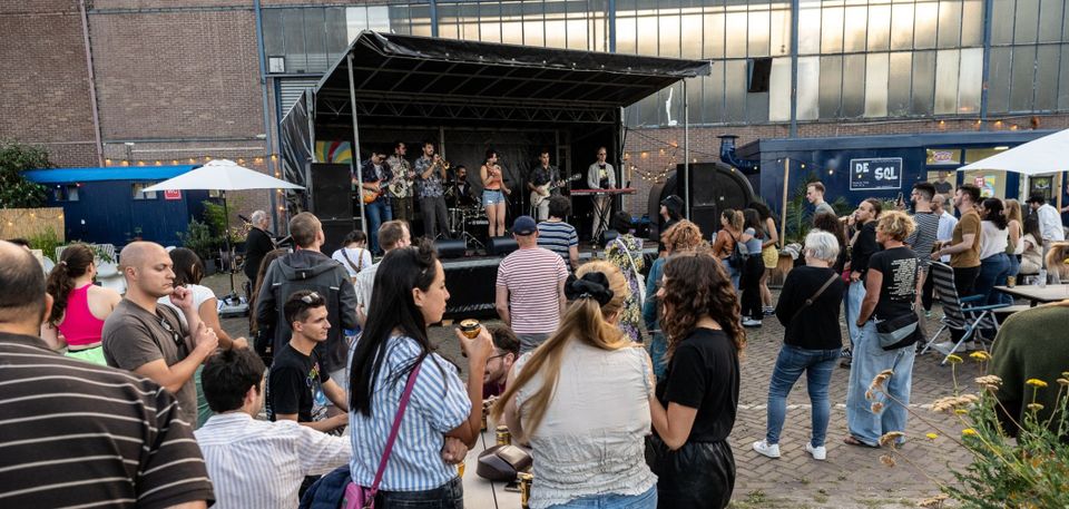 Sfeerimpressie van een bandje op een podium tijdens club delft festival