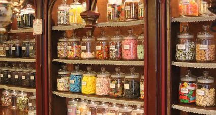 Winkel Hocus Pocus in Oudewater, Groene Hart, gevel van een magische winkel met etalage en entree in historisch stadscentrum.