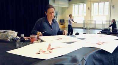 Anita Gaasbeek dansschetsen aan het maken in dansstudio