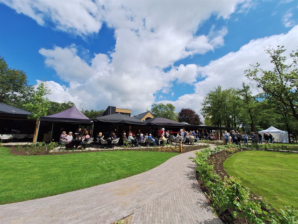 Terras met parasols bij restaurant