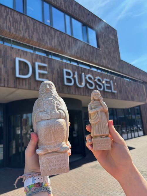 Groot Abraham beeldje en klein Sara beeldje