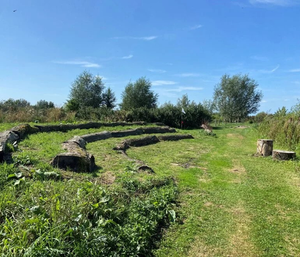 Openlucht vergaderen in het amfitheater bij Buitenplaats Kameryck, een groene vergaderlocatie in het Groene Hart met natuurlijke zitplaatsen, ideaal voor zakelijke bijeenkomsten, trainingen en inspirerende sessies in de natuur.