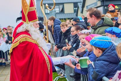 Sinterklaas schud handjes van kinderen