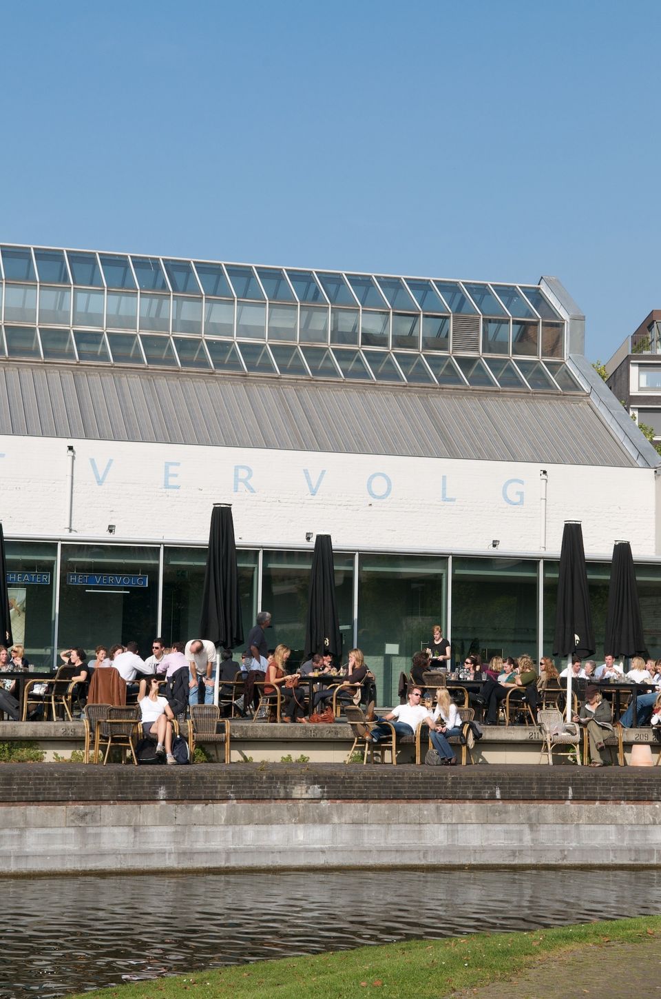 Cafe Zuid terras bordenhal Maastricht Ceramique