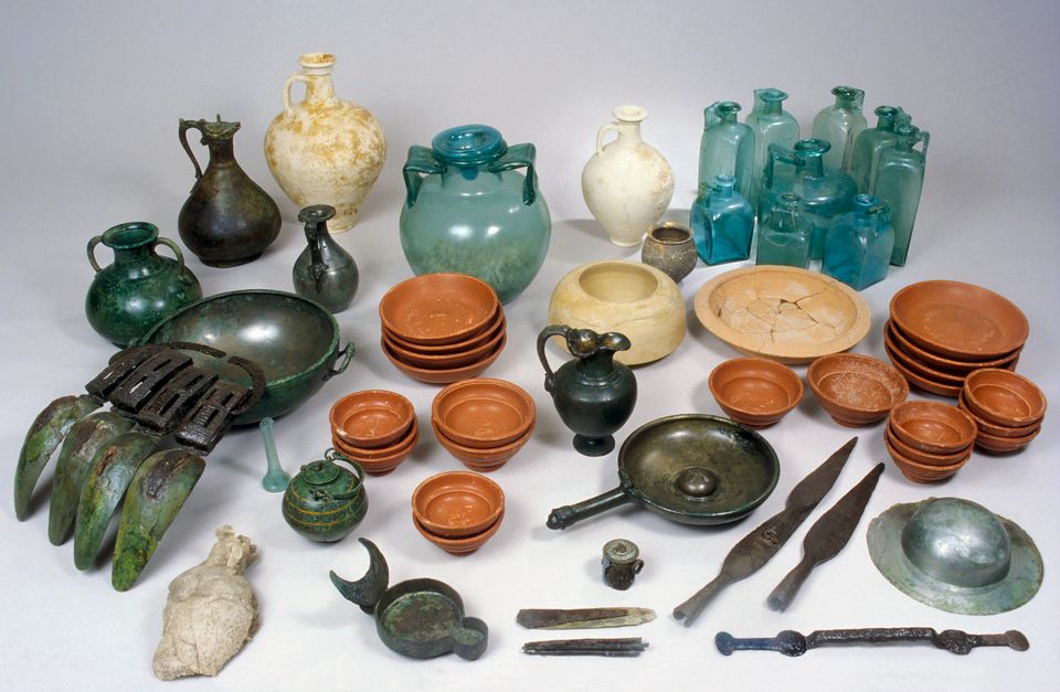 Fraaie verzameling vondsten uit één graf in Nijmegen, waarschijnlijk van een hoge Romeinse officier van Bataafse komaf.