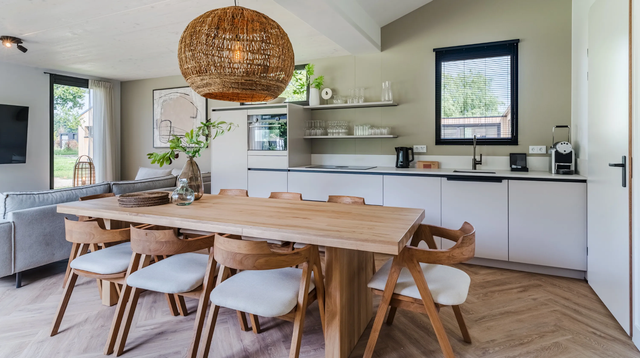 Modern en stijlvol houten interieur van vakantielonge