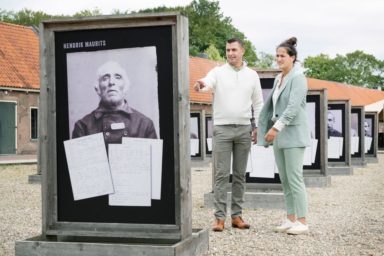 Portretten op de binnenplaats van het Gevangenismuseum in Veenhuizen