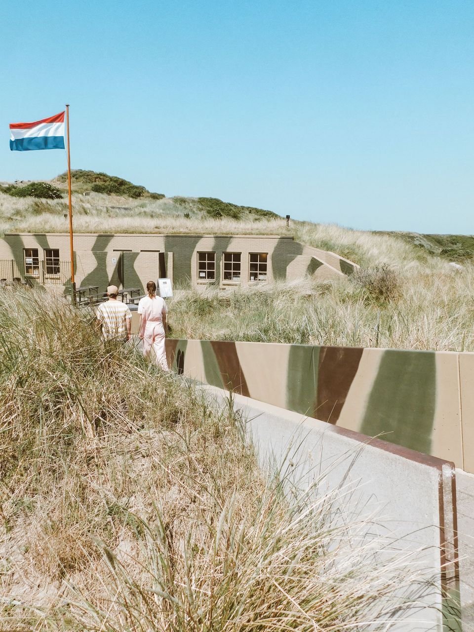 Bunker met wandelaars