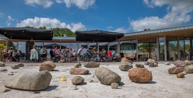 Mensen op het terras van Brasserie OER Havelte.