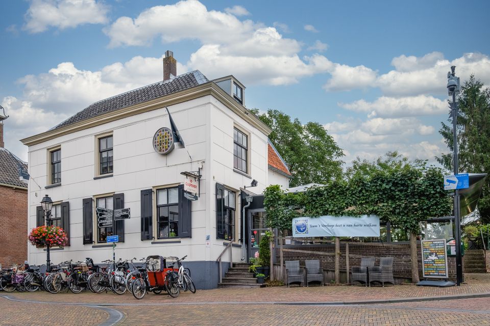 Restaurant 't Veerhuys, een wit gebouw.