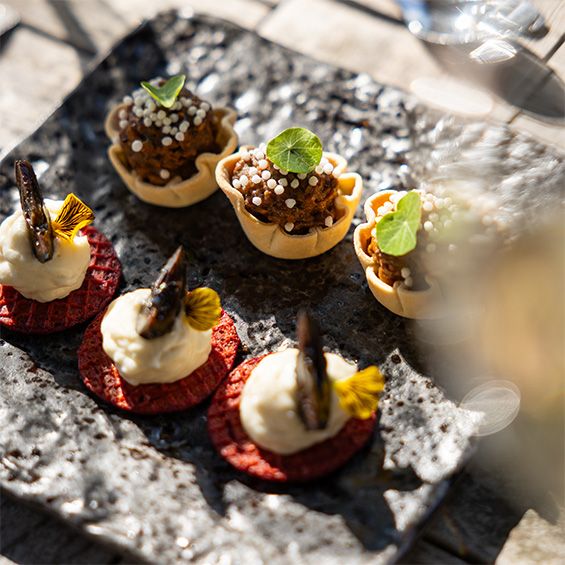 Luxe hapjes op tafel tijdens een High Tea
