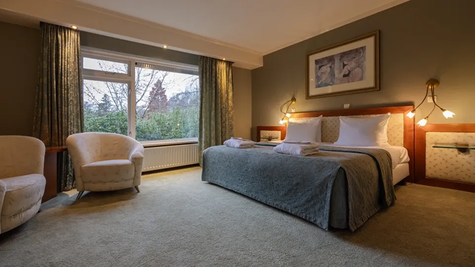 Ruime slaapkamer met tweepersoonsbed in hotel van Landgoed de Rosep