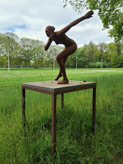 Beeld schaatster Parkbos Oldeberkoop
