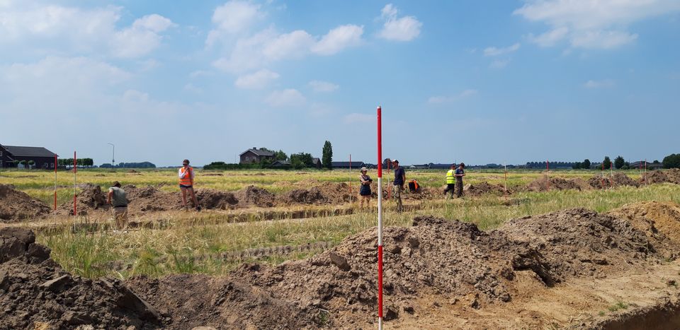 Mensen aan het werk bij opgraving Oss