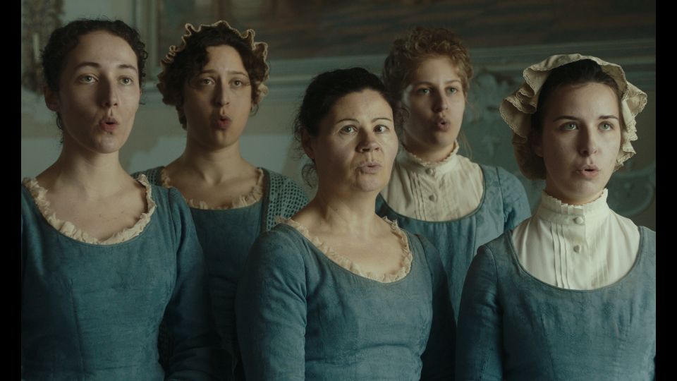 Vrouwen die gekleed zijn in blauwe jurken