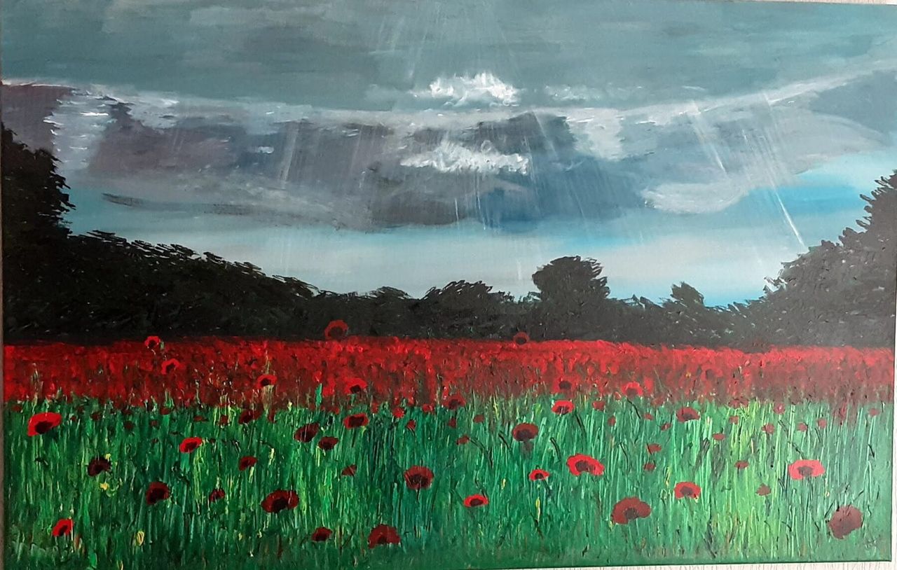 Kleurrijk schilderij van een groen veld vol met klaprozen. Op de achtergrond een bosrand en een blauwe lucht waaruit zonnestralen komen.