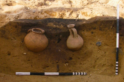 De rijkste bijgiften van het grafveld, met links een honingpot van zogeheten Holdeurns aardewaard.