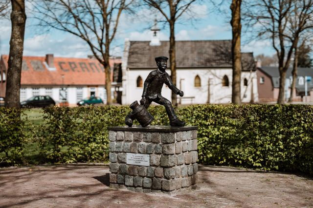 Kunstwerk bij voormalige boterfabriek, man met kan