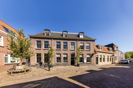 Buitenzijde van Hotel en Grand Café Broeck in Oudewater, gevestigd in een karakteristiek historisch pand met bakstenen gevel en grote ramen aan een sfeervolle straat, gelegen in het centrum van Oudewater in het Groene Hart.