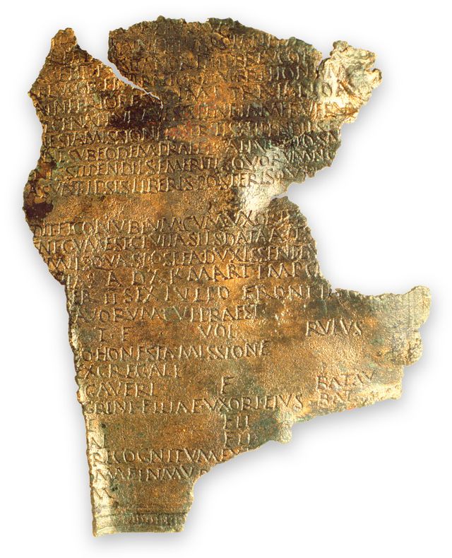 Dit fragment is gevonden in Valburg. Het bleek deel uit te maken van een Romeins diploma, een document dat militairen kregen bij het afzwaaien na 25 jaar diensttijd.
