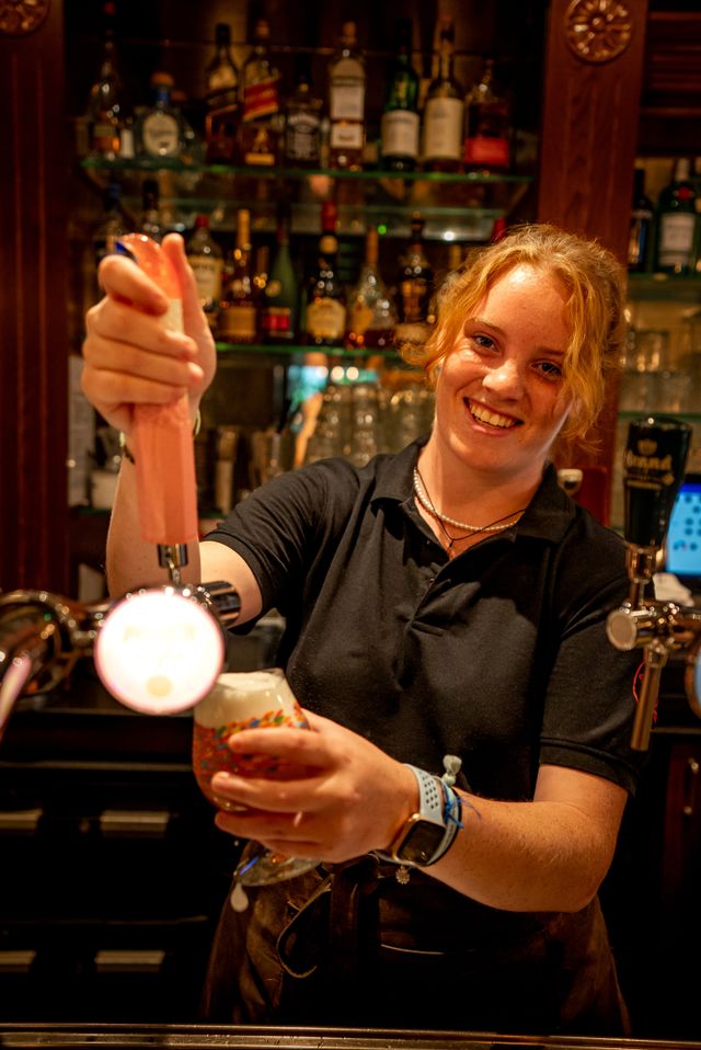 Barkeeper tapt biertje bij De Eendracht