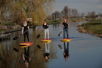 Drie personen suppen op een sloot bij Boerderij De Boerinn in Kamerik tijdens een actief en ontspannen uitje in het Groene Hart