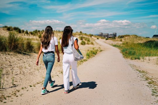Twee vrouwen wandelen op Marker Wadden.