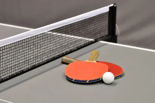 Tafeltennis met batje op tafel