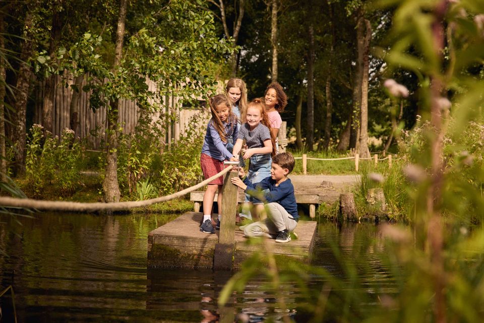Kinderen spelen op het trekvlot in AquaZoo