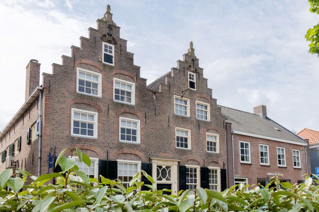 Een rijksmonument met trapgevels, gebouwd omstreeks 1630.