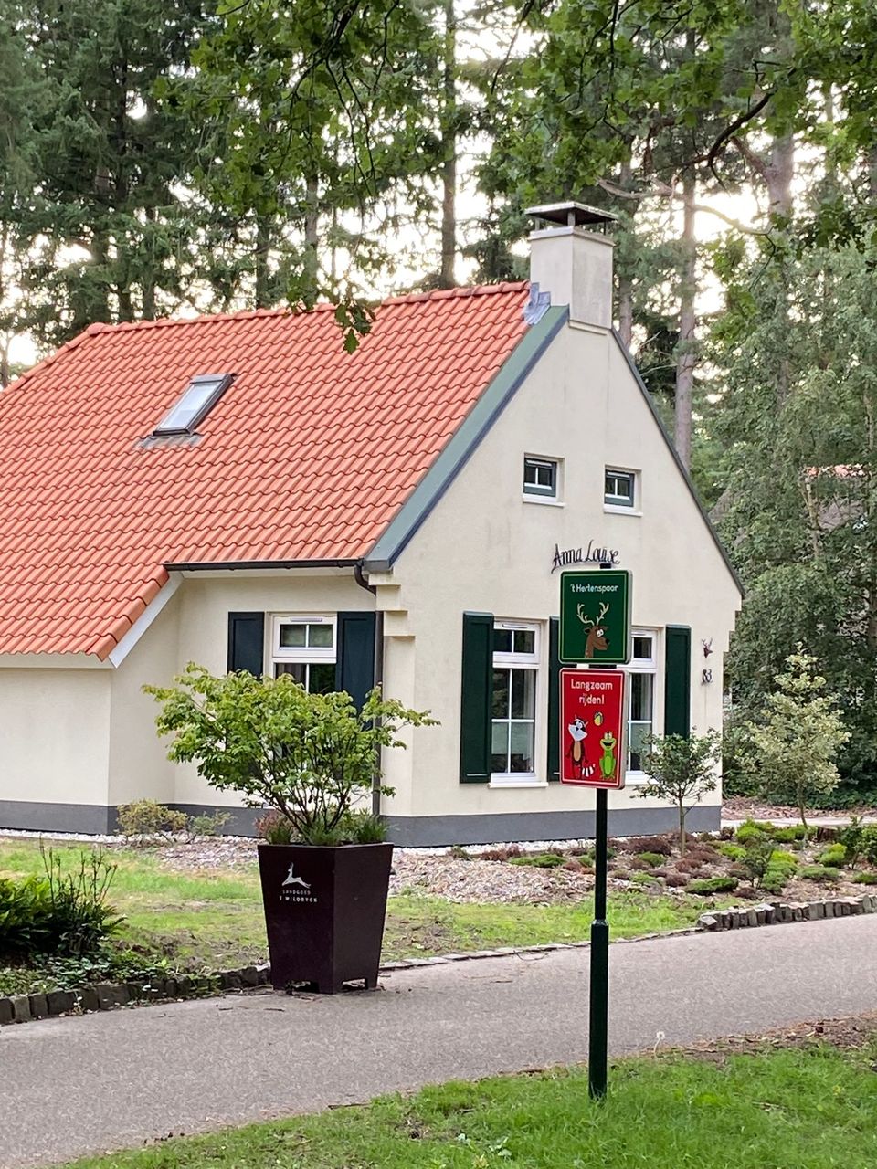 op het vakantiepark staat huisjes in boederijstijl