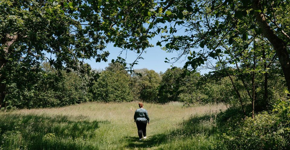 Vrouw loopt door natuurgebied